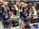 James gioca con una bambina: LeBron versione 'babysitter' in Nba James gioca con una bambina: LeBron versione 'babysitter' in Nba