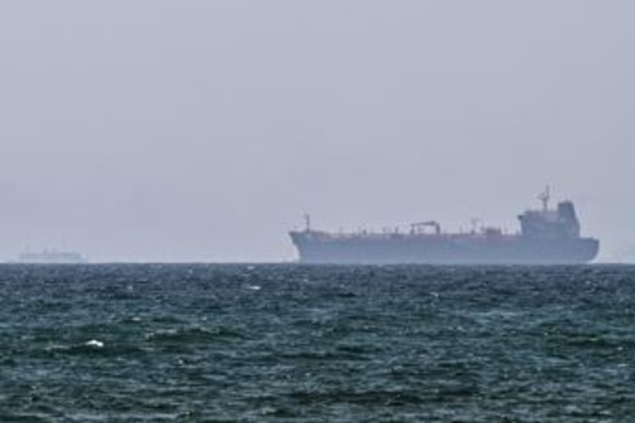 Iran, petroliera in fiamme al largo dell'Arabia Saudita: colpita da 'proiettile non identificato'