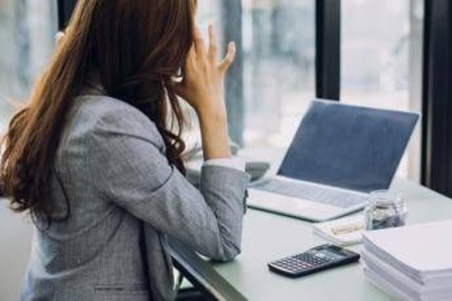 Molestie sul lavoro, anche carezze e confidenze non richieste possono essere risarcite