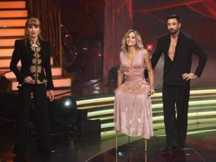 Ballando, tabloid accusa: "Pernice ha toccato Fialdini". La difesa di Carolyn Smith Ballando, tabloid accusa: "Pernice ha toccato Fialdini". La difesa di Carolyn Smith