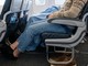Lunghi viaggi in aereo? Guai a togliere le scarpe: i consigli anti trombosi Lunghi viaggi in aereo? Guai a togliere le scarpe: i consigli anti trombosi