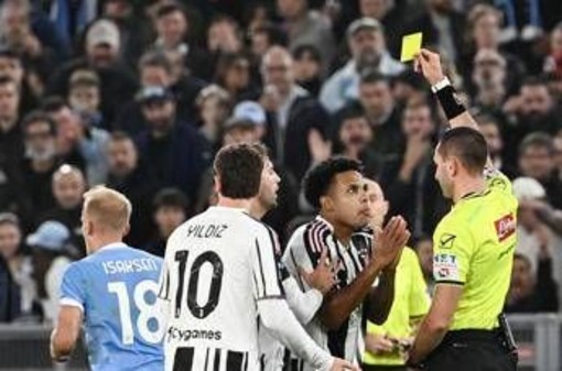 Doppio giallo (mancato) a McKennie e rigore chiesto da Conceicao: proteste in Lazio-Juve Doppio giallo (mancato) a McKennie e rigore chiesto da Conceicao: proteste in Lazio-Juve