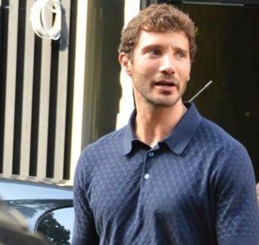 Stefano De Martino vittima di furto a Milano: rubato l'orologio con il trucco dello specchietto