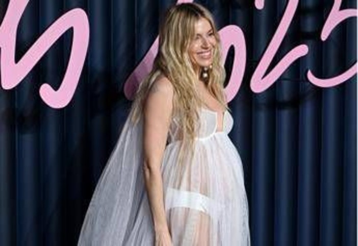 Sienna Miller è incinta, l’annuncio sul red carpet dei Fashion Awards 2025 Sienna Miller è incinta, l’annuncio sul red carpet dei Fashion Awards 2025