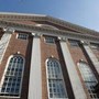Usa, governo pronto ad annullare tutti i contratti federali con Harvard. E l'ateneo risponde a Trump