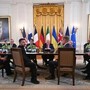 Trump, il quadro e i cappelli: presidente e guida turistica per i leader