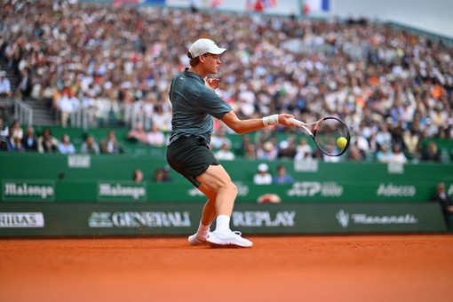 Sinner concede un set a Machac ma è ai quarti a Montecarlo Sinner concede un set a Machac ma è ai quarti a Montecarlo