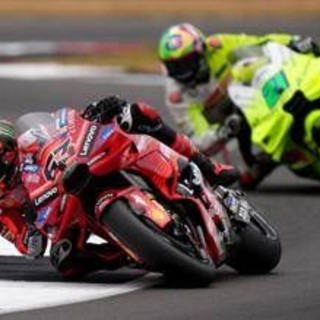 MotoGp, caos a Silverstone. Incidente per i fratelli Marquez, poi ripartono e cade Bagnaia