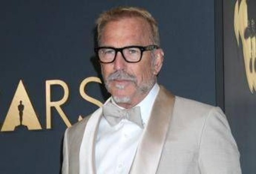 Kevin Costner, &quot;scena di stupro non prevista sul set&quot;: una stunt lo denuncia