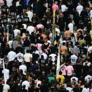 Spalle al campo durante 1' di silenzio per Mazzola, Juve multata di 10.000 euro Spalle al campo durante 1' di silenzio per Mazzola, Juve multata di 10.000 euro