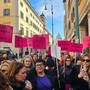 Violenza sulle donne, manifestazione di fronte al Senato: protesta contro testo Bongiorno Violenza sulle donne, manifestazione di fronte al Senato: protesta contro testo Bongiorno