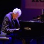 Addio ad Abdullah Ibrahim, morto a 91 anni il pianista che trasformò il jazz in voce libertà contro apartheid