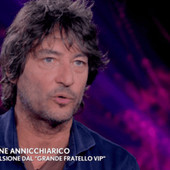 Simone Annicchiarico a Verissimo, la squalifica dal Gf Vip e il ricordo del papà Walter Chiari Simone Annicchiarico a Verissimo, la squalifica dal Gf Vip e il ricordo del papà Walter Chiari