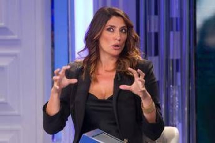 Elisa Isoardi derubata: &quot;Hanno rotto il van e hanno preso tutto&quot;