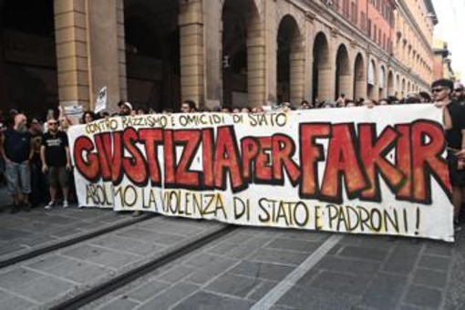 Fakir, conclusa l'autopsia. Il legale della famiglia: "Ipotesi asfissia da compressione" Fakir, conclusa l'autopsia. Il legale della famiglia: "Ipotesi asfissia da compressione"