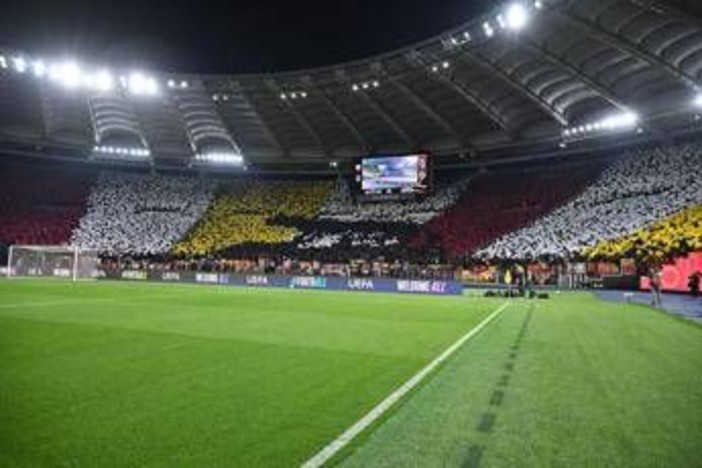 Roma, coreografia contro Bologna. Ironia social: "Sembra un gatto"