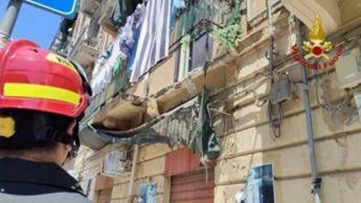 Crolla balcone mentre stende i panni, grave donna di 56 anni a Palermo Crolla balcone mentre stende i panni, grave donna di 56 anni a Palermo
