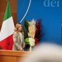 Giacca beige e chioma 'beachwaves', il look di Meloni in conferenza stampa