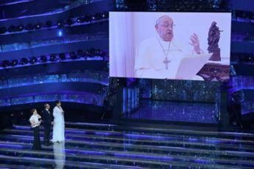 Carlo Conti ricorda Papa Francesco: &quot;Momento unico il suo messaggio a Sanremo 2025&quot;