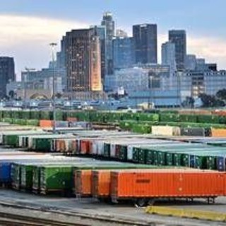 Dazi, Trump annuncia tariffe aggiuntive del 10% sul legno e del 25% sui mobili