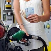 Caro carburanti, anche IP mette un tetto ai prezzi dopo Eni: sconto per 8.500 distributori Caro carburanti, anche IP mette un tetto ai prezzi dopo Eni: sconto per 8.500 distributori