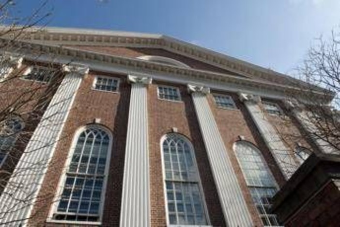 Usa, governo pronto ad annullare tutti i contratti federali con Harvard. E l'ateneo risponde a Trump