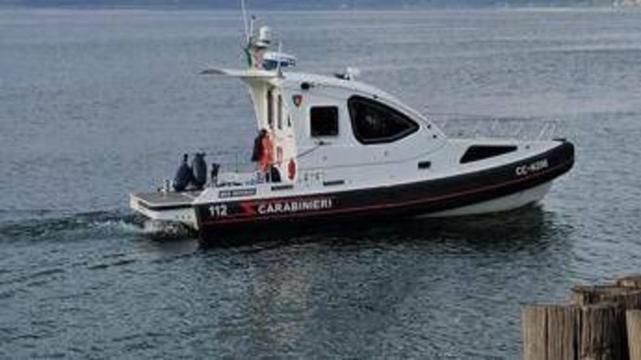 Donna scomparsa ad Anguillara, motovedette e subacquei scandagliano lago di Bracciano