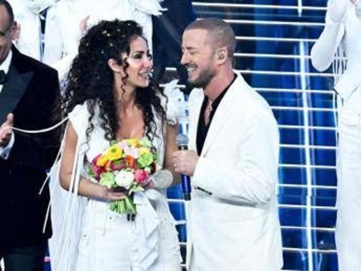 Raf dedica il brano alla moglie, la figlia Bianca: "Due adolescenti innamorati"