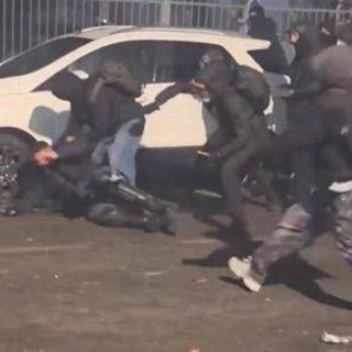 Torino, chi è l'agente aggredito nel corteo per Askatasuna