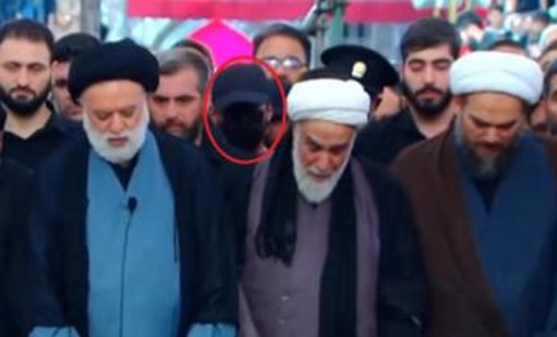 Funerali di Khamenei, spunta un uomo col volto coperto: sui social è caccia a Mojtaba