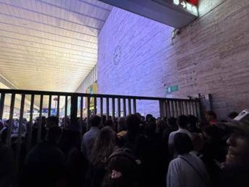 &quot;Giù le mani dalla Flotilla&quot;, manifestanti pro Pal bloccano stazione centrale a Napoli. A Roma Termini accessi contingentati