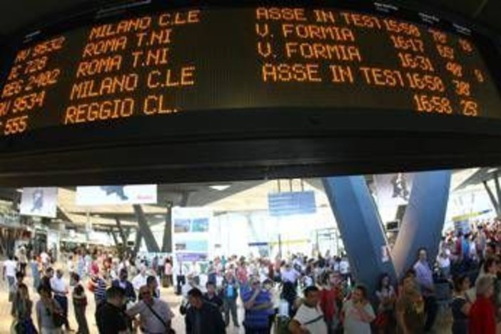 Disagi sull'Alta Velocità oggi, treni in ritardo fino a un'ora per inconveniente tecnico: cosa sappiamo Disagi sull'Alta Velocità oggi, treni in ritardo fino a un'ora per inconveniente tecnico: cosa sappiamo