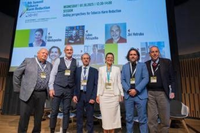 Fumo, medici su dispositivi alternativi: "Riducono danno e aiutano a smettere" Fumo, medici su dispositivi alternativi: "Riducono danno e aiutano a smettere"