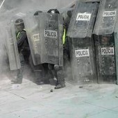 Mondiali, scontri tra manifestanti e polizia fuori dallo stadio Azteca di Città del Messico Mondiali, scontri tra manifestanti e polizia fuori dallo stadio Azteca di Città del Messico