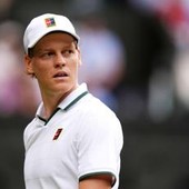 Sinner fa doppio fallo e se la prende con il pubblico: nervosismo a Wimbledon