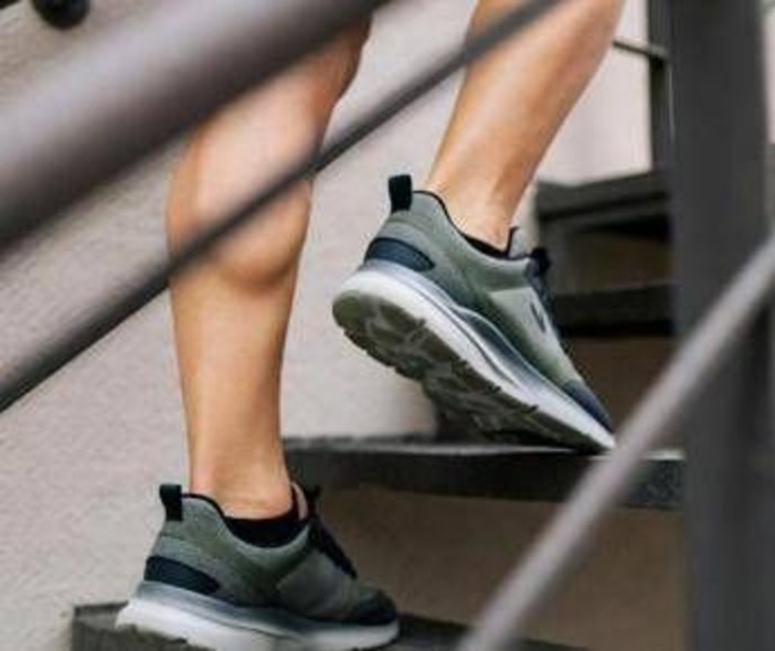 Le scale diventano una palestra, ecco i 7 esercizi per tutti Le scale diventano una palestra, ecco i 7 esercizi per tutti