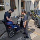 Sequestrati in tutta Italia migliaia di scooter illegali: venivano venduti come bici elettriche