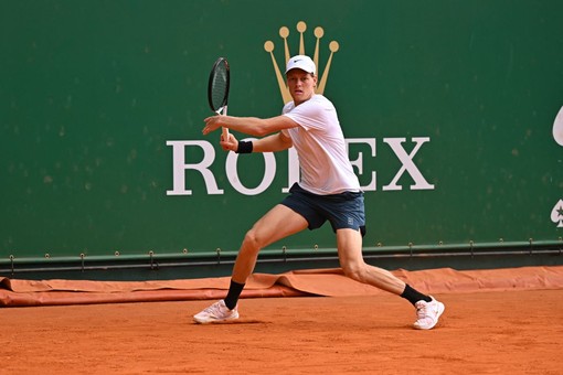 Esordio convincente per Sinner a Montecarlo, avanti Berrettini, fuori Darderi Esordio convincente per Sinner a Montecarlo, avanti Berrettini, fuori Darderi