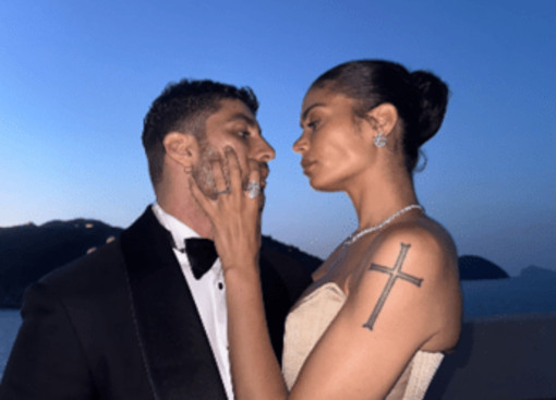 Elodie e Andrea Iannone si sposano? Spunta l'anello 'sospetto'