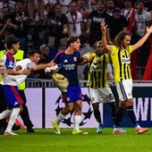 Guendouzi contro i tifosi del Lione: maxi rissa in Champions Guendouzi contro i tifosi del Lione: maxi rissa in Champions