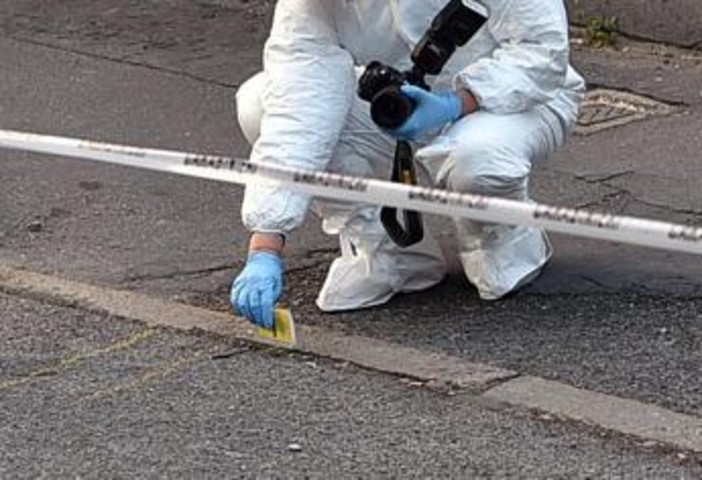 Manfredonia, colpi d'arma da fuoco contro auto in sosta della madre di un magistrato