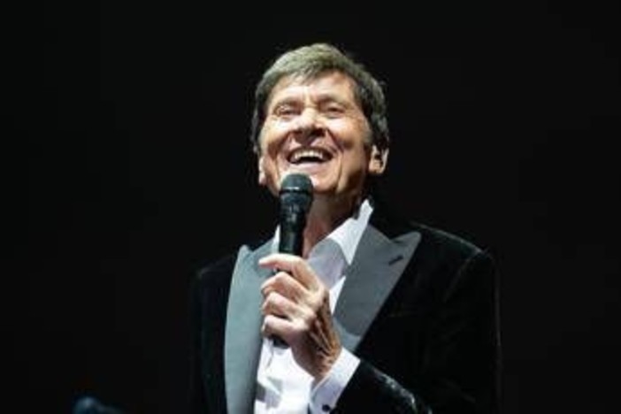 Gianni Morandi festeggia i 60 anni di 'C'era un ragazzo' e nel 2026 va in tour