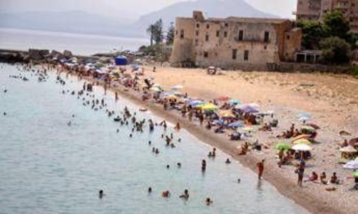 Caldo record, venerdì bollente: oggi bollino rosso in 9 città, c'è anche Roma Caldo record, venerdì bollente: oggi bollino rosso in 9 città, c'è anche Roma