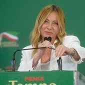 Meloni punge le opposizioni: "Non cantate 'Bollo ciao'?". E mette Vannacci nel mirino: "A scuola tetto a stranieri e stop al burqa" Meloni punge le opposizioni: "Non cantate 'Bollo ciao'?". E mette Vannacci nel mirino: "A scuola tetto a stranieri e stop al burqa"