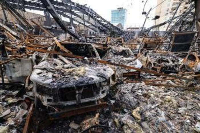 Iran, Trump minaccia nuovi attacchi su ponti e centrali. Teheran: "Abbattuto F-35 Usa, morto il pilota" - Diretta Iran, Trump minaccia nuovi attacchi su ponti e centrali. Teheran: "Abbattuto F-35 Usa, morto il pilota" - Diretta