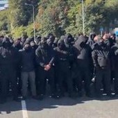 Gb, centinaia di manifestanti incappucciati bloccano Dover: "Fermate le barche dei migranti" Gb, centinaia di manifestanti incappucciati bloccano Dover: "Fermate le barche dei migranti"