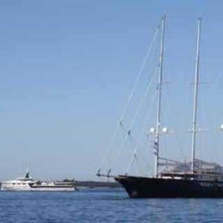 Bezos, le nozze e il nodo sicurezza: niente approdo a Venezia per il superyacht Koru