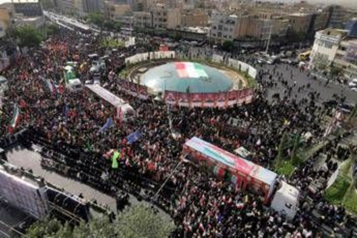 Missile dallo Yemen verso Israele. In Iran folla per ultimo saluto a 'martiri' guerra 12 giorni