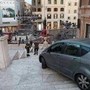 Roma, auto finisce su scalinata di Trinità dei Monti: soccorso 81enne al volante
