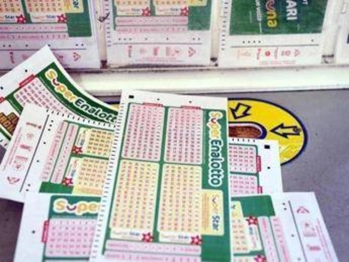 Superenalotto, numeri combinazione vincente oggi 28 aprile